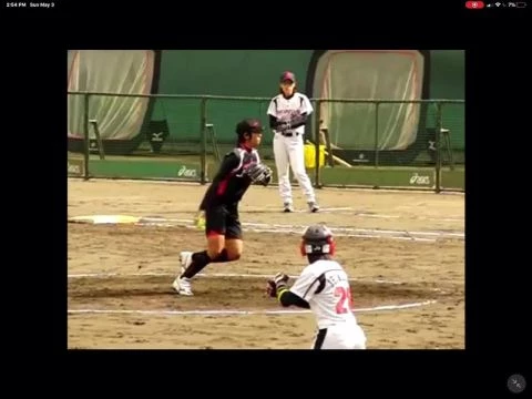 softball pitcher throwing
