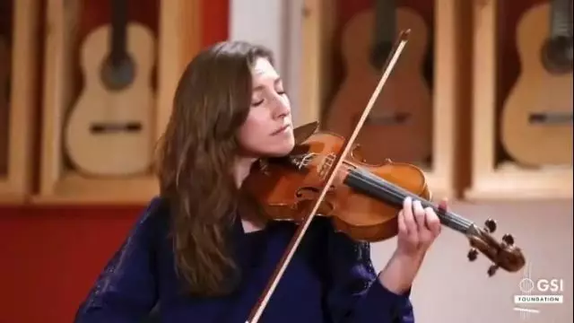 Levers playin violin