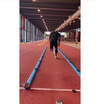 Ankle set sprint start rear view leaping