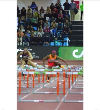 Ankle set hurdle race women’s front view